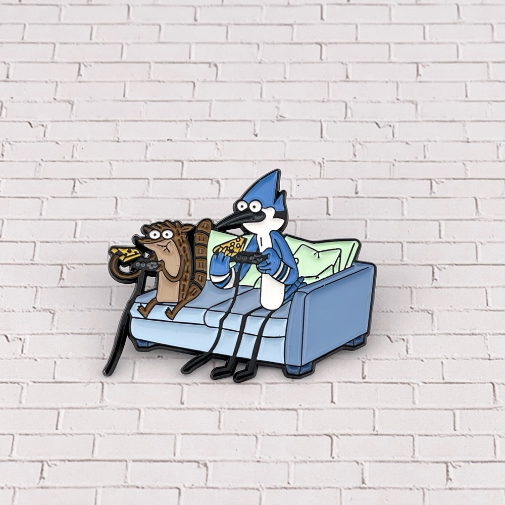 Regular Show Enamel Pin Mordecai And Rigby Sitting On A Couch W/Pizza